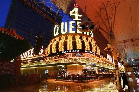  4 queens casino players club